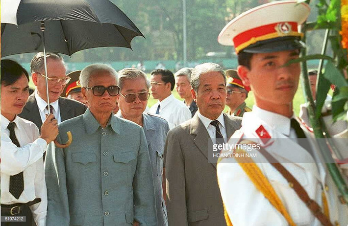 Nguyên Tổng bí thư Đỗ Mười cùng Chủ tịch nước Lê Đức Anh và Cố vấn Ban chấp hành Trung ương Đảng Phạm Văn Đồng viếng lăng Chủ tịch Hồ Chí Minh tại Hà Nội ngày 19/5/1995, nhân kỷ niệm 105 năm ngày sinh của Người. Ảnh: Getty.