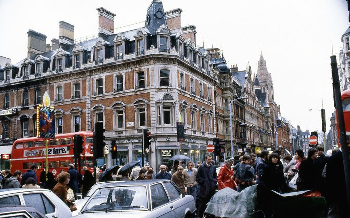 Già cao điểm ở giao lộ Oxford - Duke, 1980. Ảnh: Glen Fairweather.