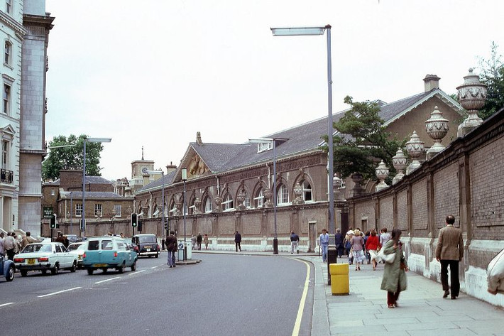 Bên ngoài một cánh cổng của Cung điện Buckingham, 1980. Ảnh: Glen Fairweather.
