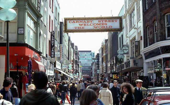 Khung cảnh nhộn nhịp tại phố mua sắm Carnaby, 1980. Ảnh: Glen Fairweather.