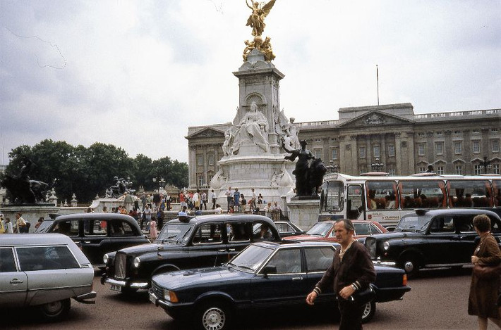 Quảng trường trước Cung điện Buckingham, 1982. Ảnh: Glen Fairweather.