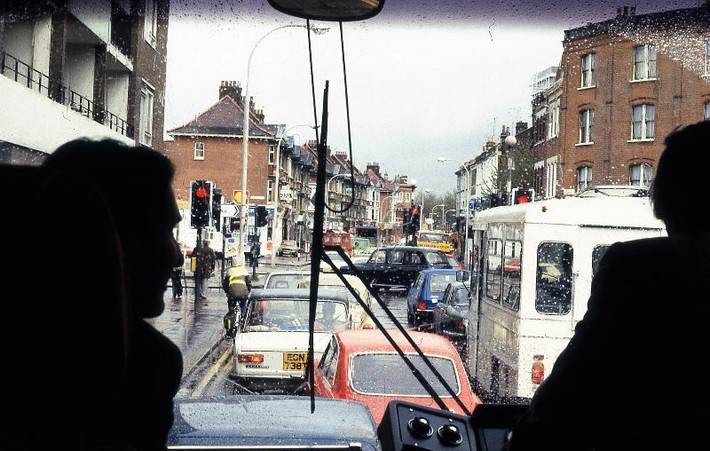 Đường Fulham Palace nhìn từ ca-bin xe buýt trong một cơn mưa, 1983. Ảnh: Glen Fairweather.