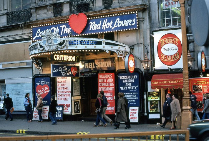 Rạp Criterion ở gần giao lộ Piccadilly Circus, 1980. Ảnh: Glen Fairweather.