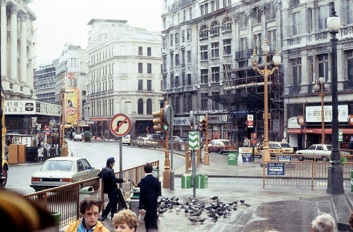 Từ giao lộ Picadilly Circus nhìn về phố Coventry, 1983. Ảnh: Glen Fairweather.