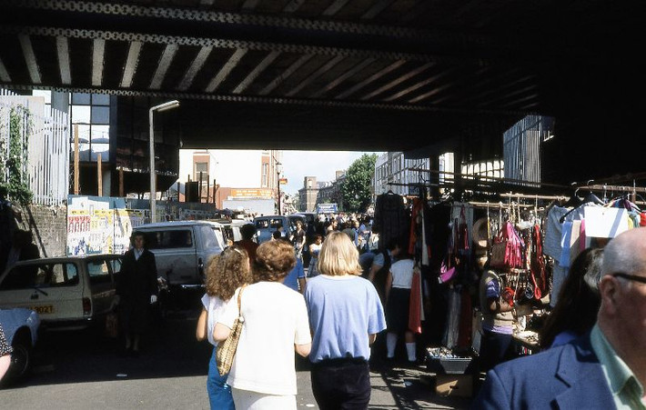 Khu chợ trời trên phố Portobello, 1982. Ảnh: Glen Fairweather.