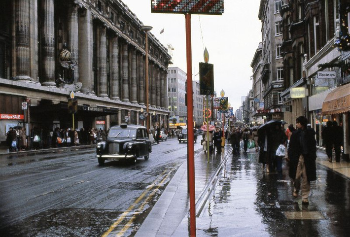 Đường Oxford sau một cơn mưa, thành phố London năm 1980. Ảnh: Glen Fairweather.