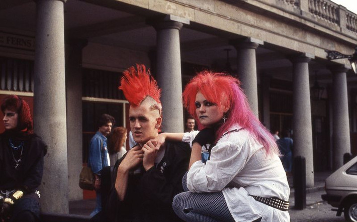 Các "tín đồ" dòng nhạc punk rock trên đường phố, 1985. Ảnh: Glen Fairweather.