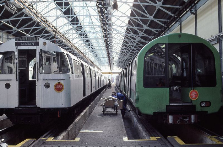 Các đoàn tàu ở ga Neasden, 1987. Ảnh: Glen Fairweather.