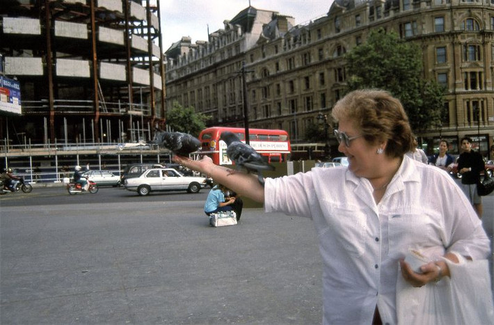 Người phụ nữ và những chú chim bồ câu ở Quảng trường Trafalgar, 1989. Ảnh: Glen Fairweather.
