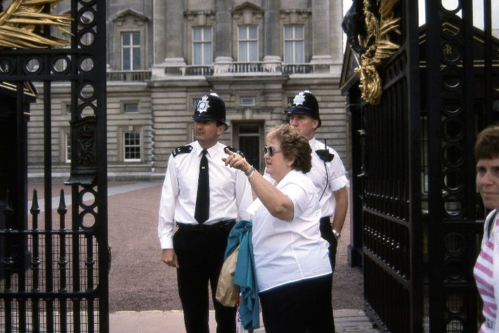 Các nhân viên an ninh bên ngoài Cung điện Buckingham, 1989. Ảnh: Glen Fairweather.
