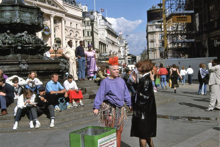 Khung cảnh ở vòng xoay Piccadilly Circus, 1989. Ảnh: Glen Fairweather.