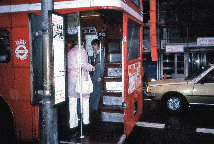 Lối lên một chiếc xe buýt hai tầng màu đỏ đặc trưng của London, 1985. Ảnh: Glen Fairweather.