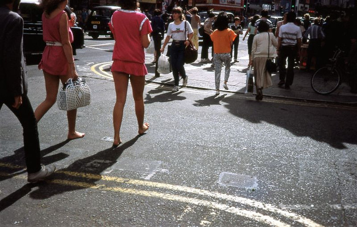 Những người qua đường ở phố Oxford, thành phố London năm 1984. Ảnh: Glen Fairweather.