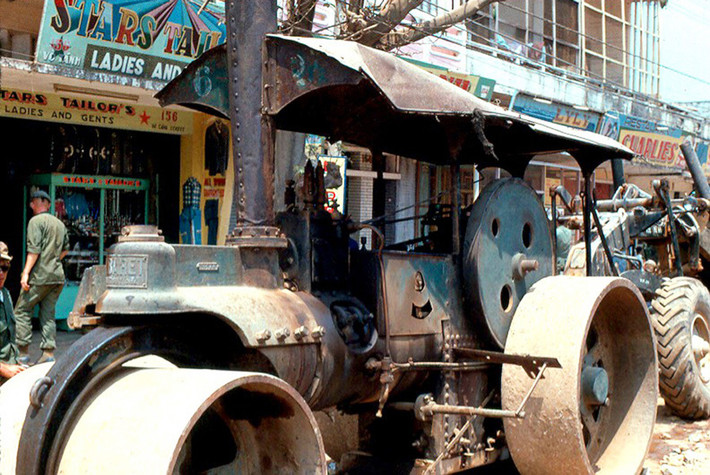 Đường Võ Tánh ở thị xã Quy Nhơn, Bình Định năm 1967 (nay là đường Lê Hồng Phong) ở thành phố Quy Nhơn. Ảnh: John Hack.