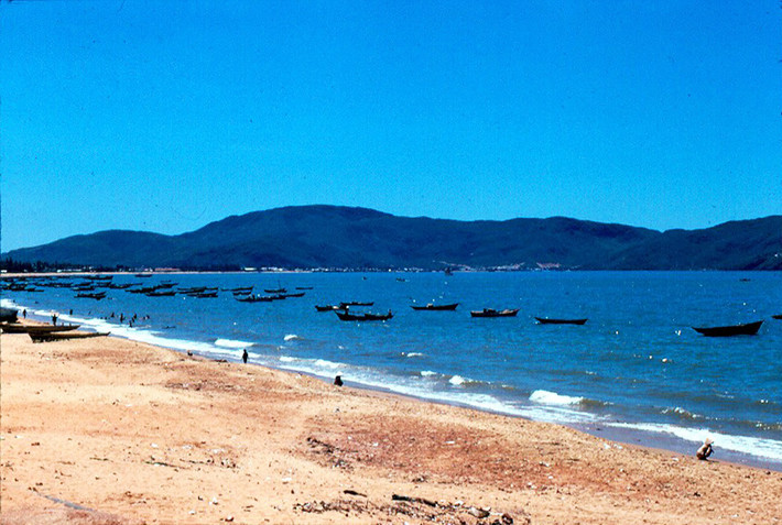 Trên bãi biển Quy Nhơn. Ảnh: John Hack.