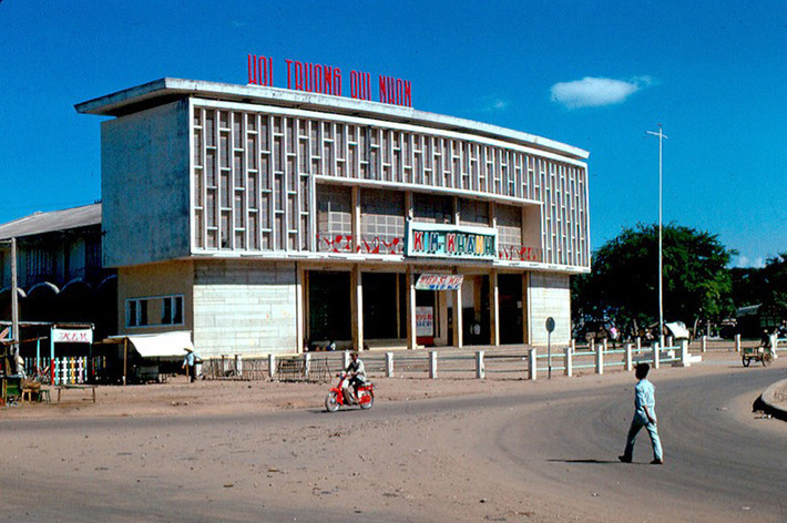 Hội trường Quy Nhơn, nay là khu công viên và Hội trường Quang Trung. Ảnh: John Hack.