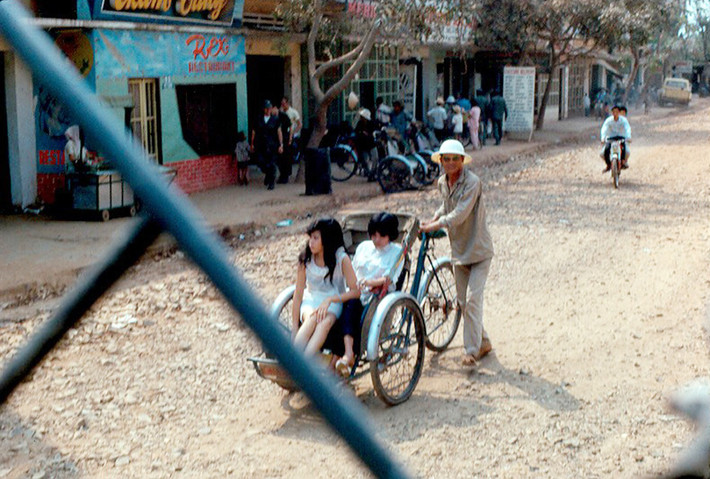 Trên một con đường ở Quy Nhơn năm 1967. Ảnh: John Hack.