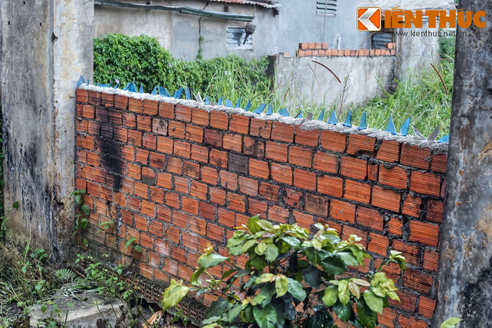 Các vòm cửa bị bịt lại để chiếm dụng diện tích trong ga làm "đất nhà".