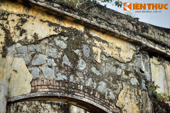 Những bức tường loang lổ, rạn nứt do sự tàn phá của thời gian và con người.
