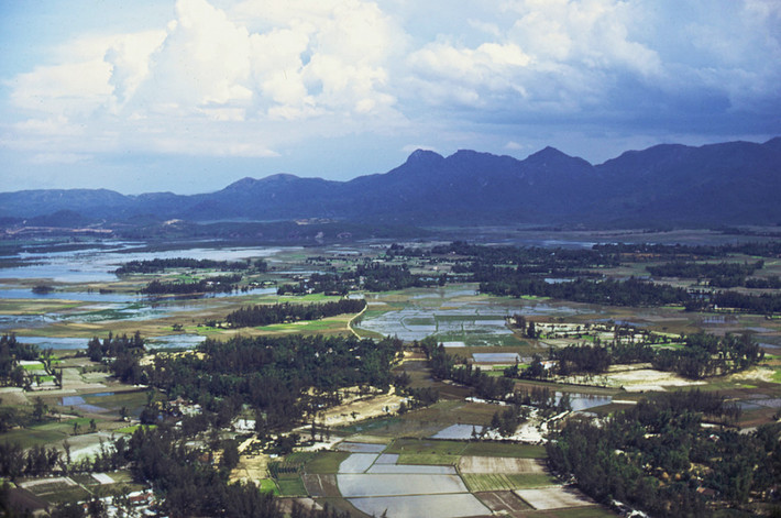 Quang cảnh ở Mỹ Lai, Quảng Ngãi năm 1970 - 1971 nhìn từ máy bay trực thăng Mỹ. Ảnh: Mark Melnick.
