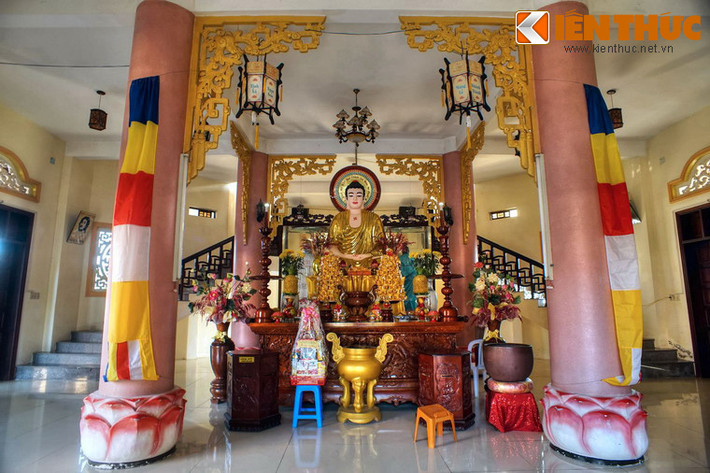 Bên trong tháp Ngọc Xá Lợi là không gian thờ Phật và các vị Sư Tổ.