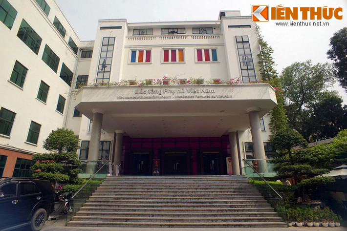 Nằm ở số 36 Lý Thường Kiệt, khu vực trung tâm Thủ đô Hà Nội, Bảo tàng Phụ nữ Việt Nam là một trong số ít bảo tàng ở Việt Nam nhận được sự quan tâm to lớn của du khách quốc tế. Ảnh: Khu nhà chính của Bảo tàng Phụ nữ Việt Nam.