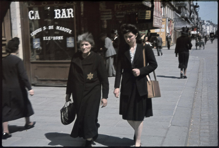 Những người phụ nữ trên đường phố Paris năm 1942, thời điểm thủ đô nước Pháp nằm dưới sự kiểm soát của Phát xít Đức. Ảnh: André Zucca.