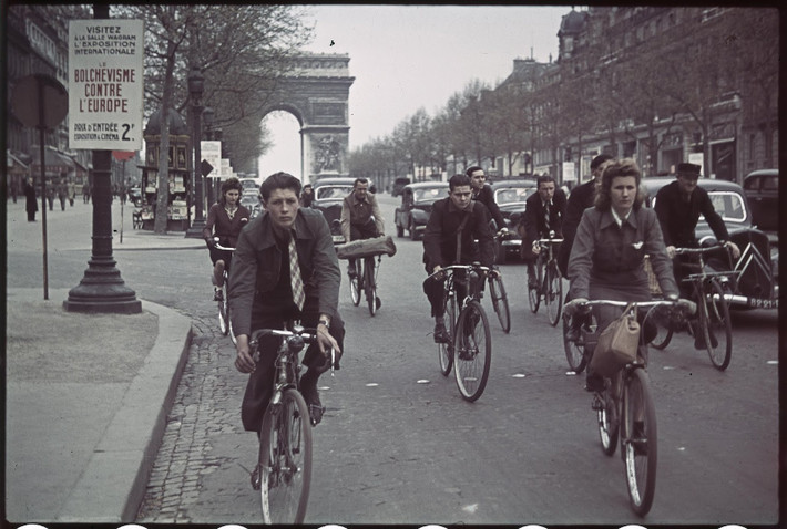 Người dân đạp xe trên đại lộ Champs-Élysées, gần Khải Hoàn Môn. Ảnh: André Zucca.