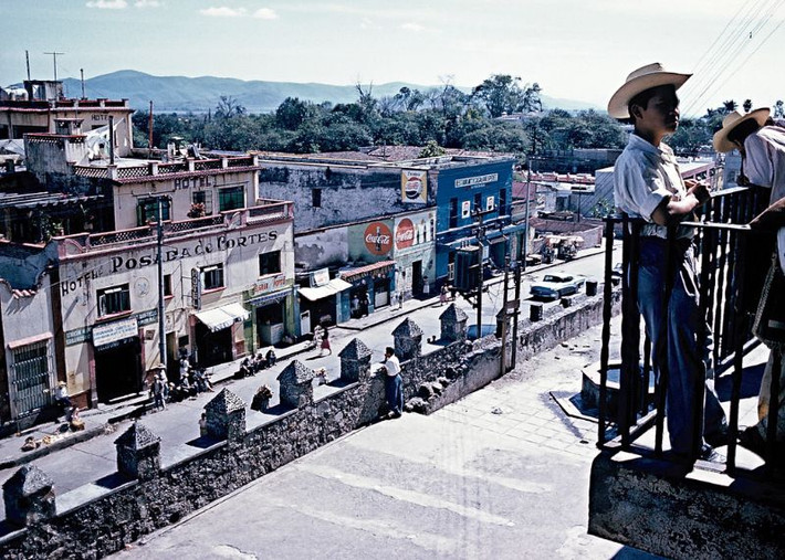 Cảnh đường phố nhìn từ ban công của Cung điện Cortes ở Cuernavaca. Ảnh: Walter Reed.