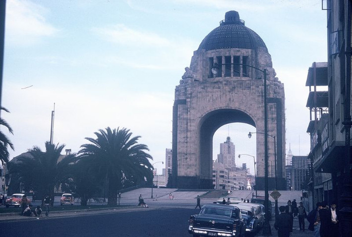 Tượng đài Cách mạng của thành phố Mexico. Ảnh: Walter Reed.