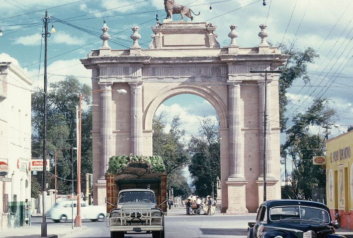 Cổng sư tử nổi tiếng ở Guanajuato. Ảnh: Walter Reed.