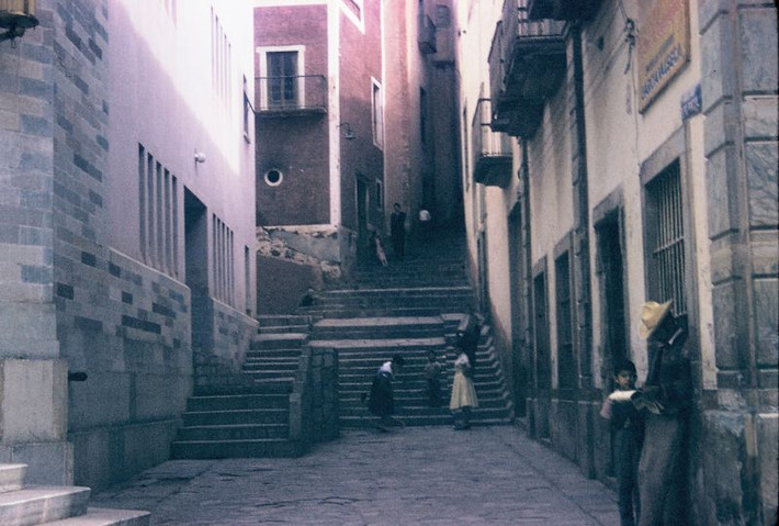 Một ngõ hẻm ở thành phố Guanajuato, Mexico năm 1958. Ảnh: Walter Reed.