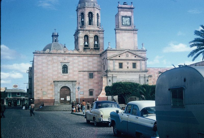 Nhà thờ Santa Cruz ở Queretaro. Ảnh: Walter Reed.