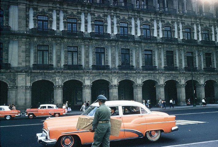Những chiếc taxi màu vàng bên ngoài bách hóa trung tâm thành phố Mexico. Ảnh: Walter Reed.