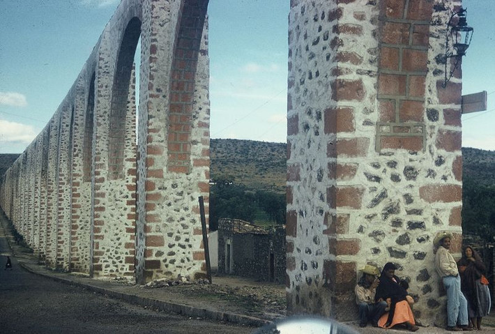 Cầu dẫn nước cổ nổi tiếng của thành phố Queretaro. Ảnh: Walter Reed.