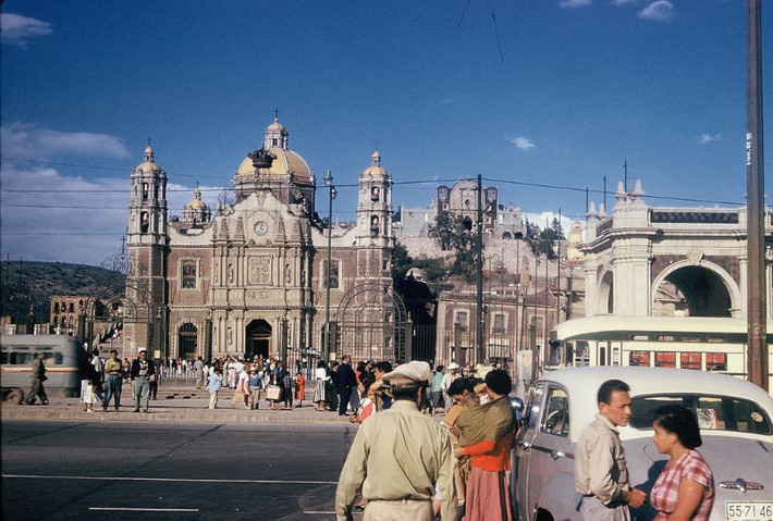 Nhà thờ Đức Mẹ Guadalupe ở thành phố Mexico. Ảnh: Walter Reed.