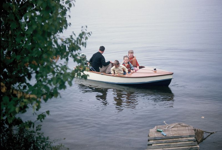 Một gia đình người Mỹ du ngoạn bằng ca nô trên hồ nước ở khu cắm trại Fish Creek Pond, New York, 1955. Ảnh: Walter Reed.