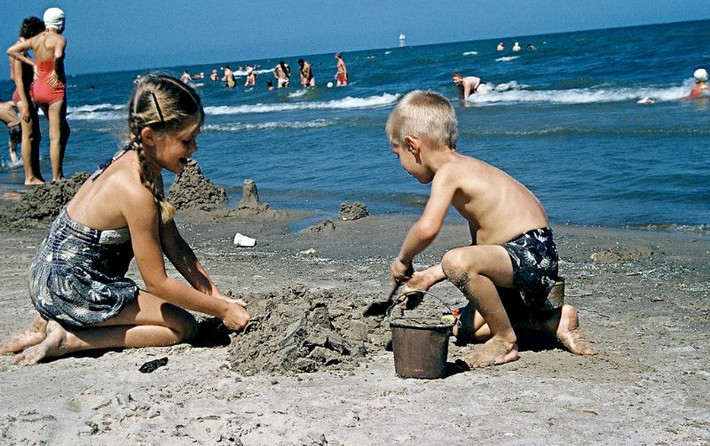 Trên bãi biển ở khu vui chơi giải trí Cedar Point, bang Ohio năm 1954. Ảnh: Walter Reed.
