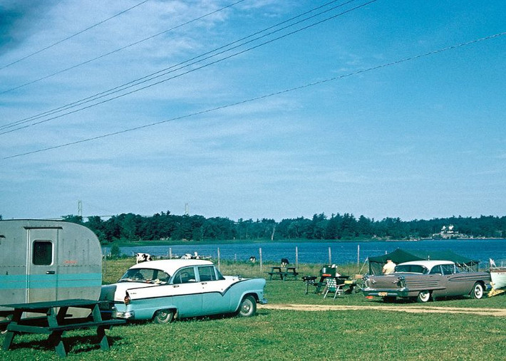 Bãi cắm trại bên sông St. Lawrence River, New York tháng 7/1959. Ảnh: Walter Reed.