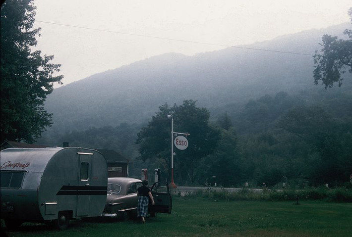Tại bãi cắm trại ở núi Bromley, bang Vermont năm 1955. Ảnh: Walter Reed.