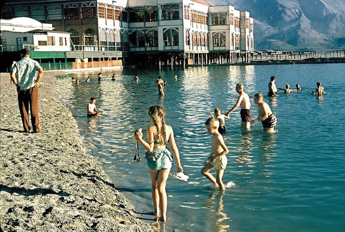 Chuyến nghỉ dưỡng ở Hồ Muối Lớn, bang Utah năm 1956. Ảnh: Walter Reed.