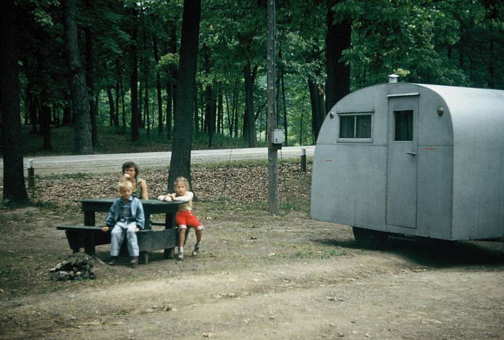 Chuyến cắm trại gia đình ở công viên Hayes, bang Michigan năm 1954. Ảnh: Walter Reed.