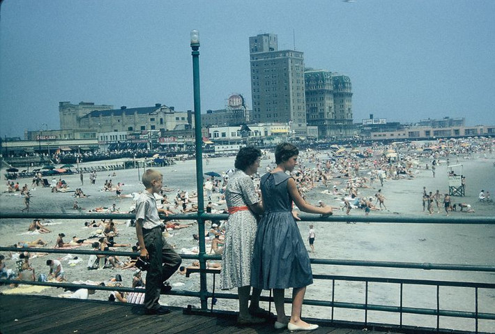 Hàng nghìn người đổ về bãi biển thành phố Atlantic, bang New Jersey, tháng 7/1959. Ảnh: Walter Reed.