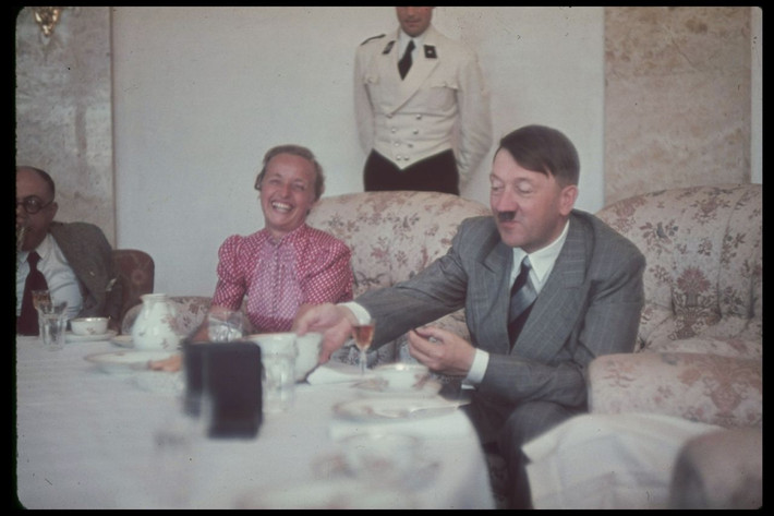 Hitler tiếp khách trong phòng khách của mình. Ảnh: Hugo Jaeger.