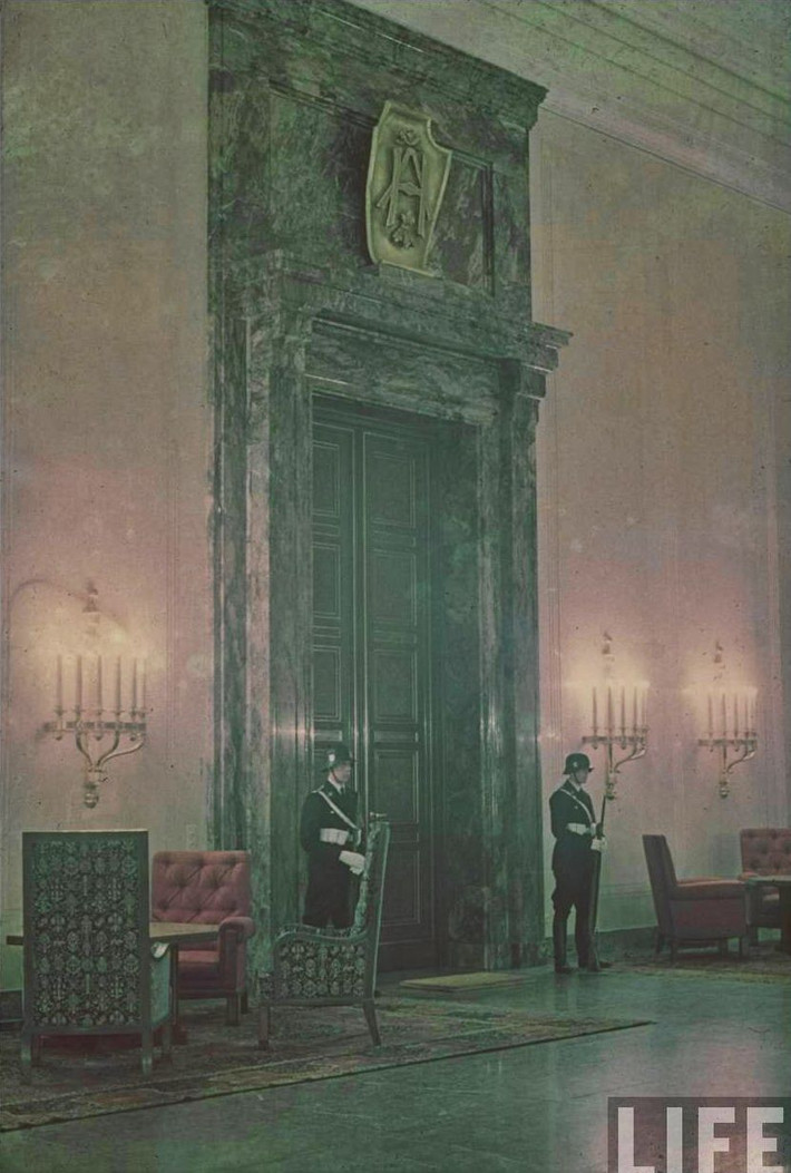 Các cảnh vệ túc trực hai bên cửa vào phòng làm việc của Hitler. Ảnh: Hugo Jaeger.