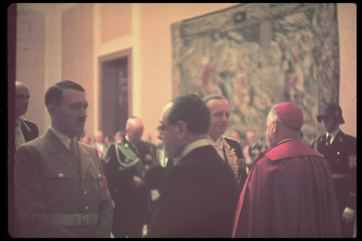 Hitler trong một cuộc gặp gỡ với các chính khách, chức sắc tôn giáo của nước Đức Quốc-xã tại đại bản doanh. Ảnh: Hugo Jaeger.