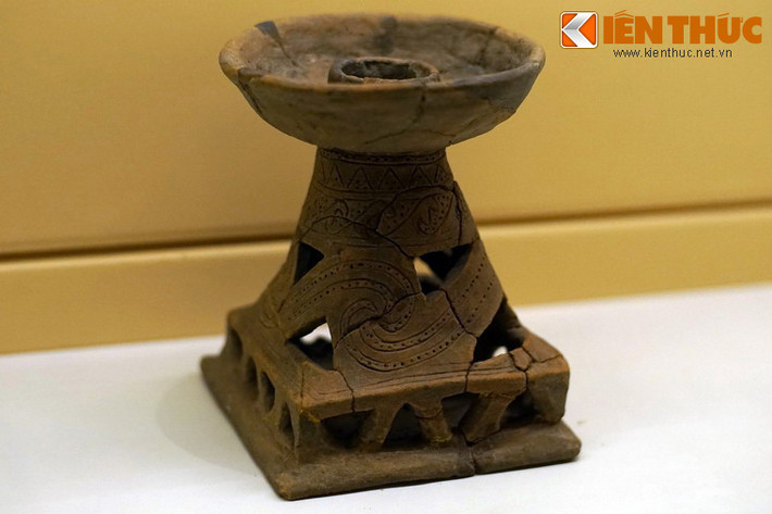 Đèn gốm thuộc văn hóa Sa Huỳnh, một hiện vật trong trưng bày chuyên đề Báu vật Khảo cổ học Việt Nam. Hiện vật có niên đại khoảng 2.000 năm trước, được khai quật tại Hòa Diêm, Khánh Hòa. Đèn là dạng hiện vật đặc trưng của văn hóa Sa Huỳnh, thường được trang trí rất cầu kỳ.