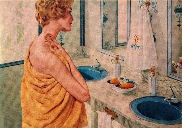 Người đẹp mãn nguyện sau khi sử dụng phòng tắm đẳng cấp của mình. Ảnh: Vintag.