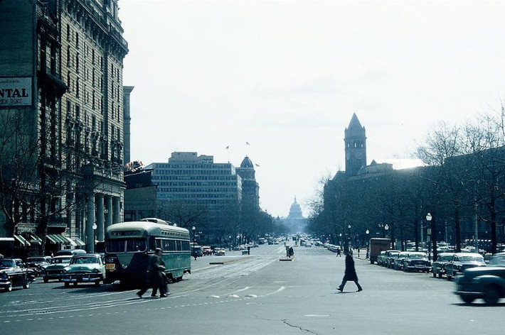 Trên đại lộ Pennsylvania, thủ đô Washington, DC, nước Mỹ năm 1956. Ảnh: Walter Reed.