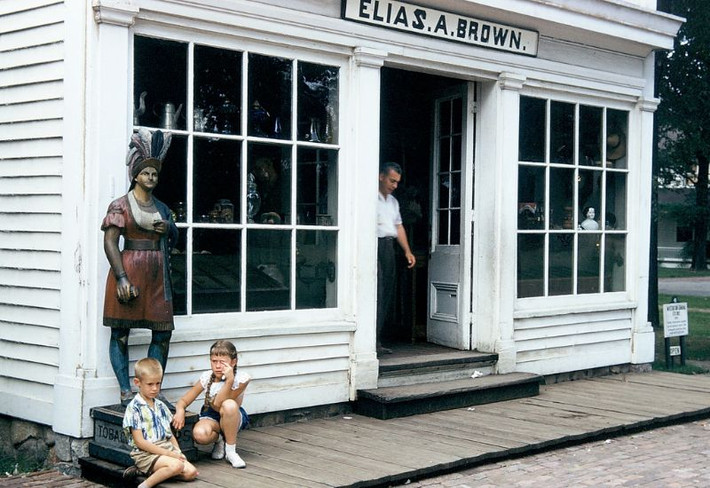 Bên ngoài một cửa hàng ở làng Greenfield, bang Michigan, 1955. Ảnh: Walter Reed.